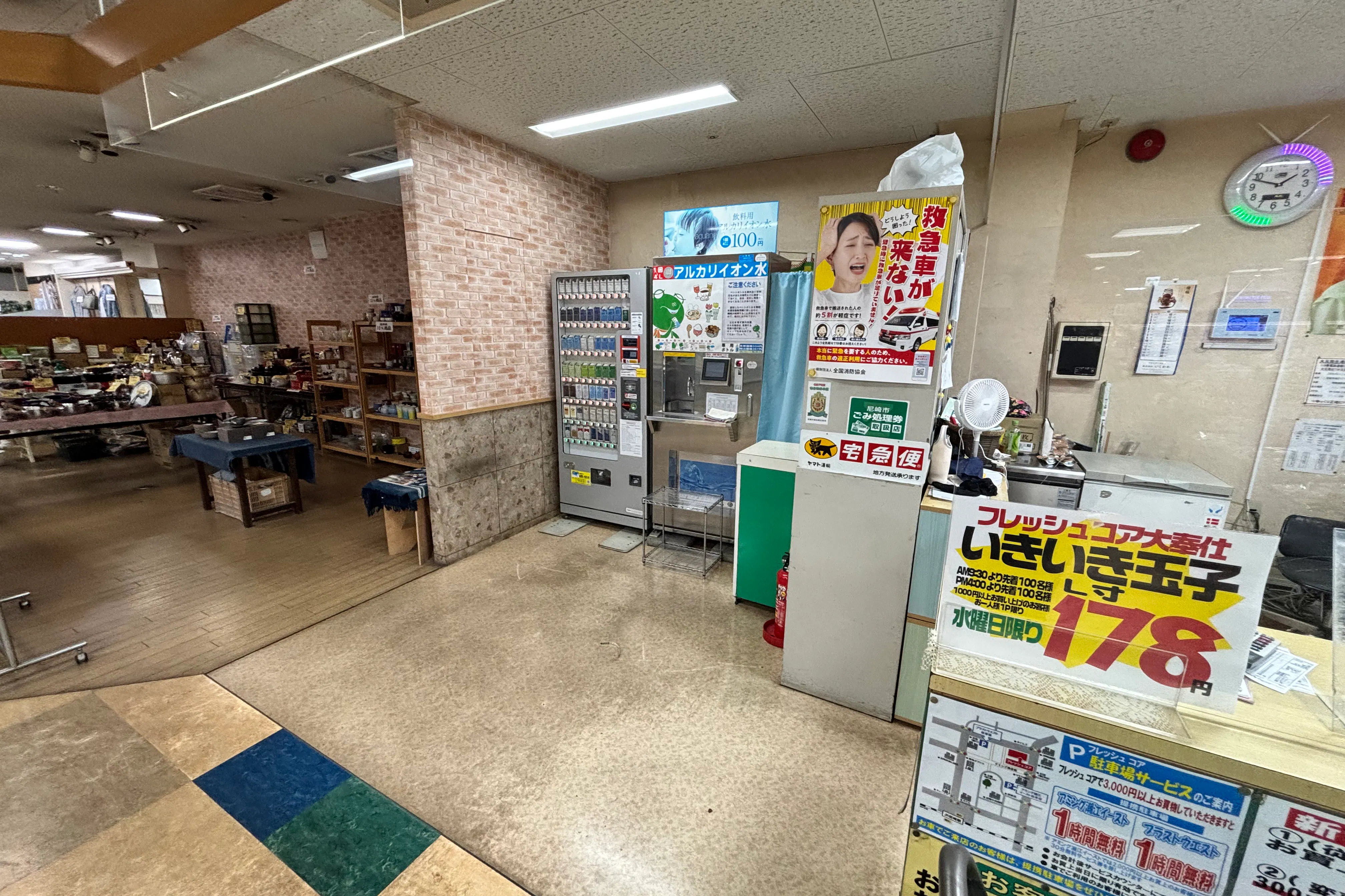 【フレッシュコア】販促プロモーションや物販イベントに適した地元の方に愛されるスーパーのサービスカウンター横の空き区画スペース4