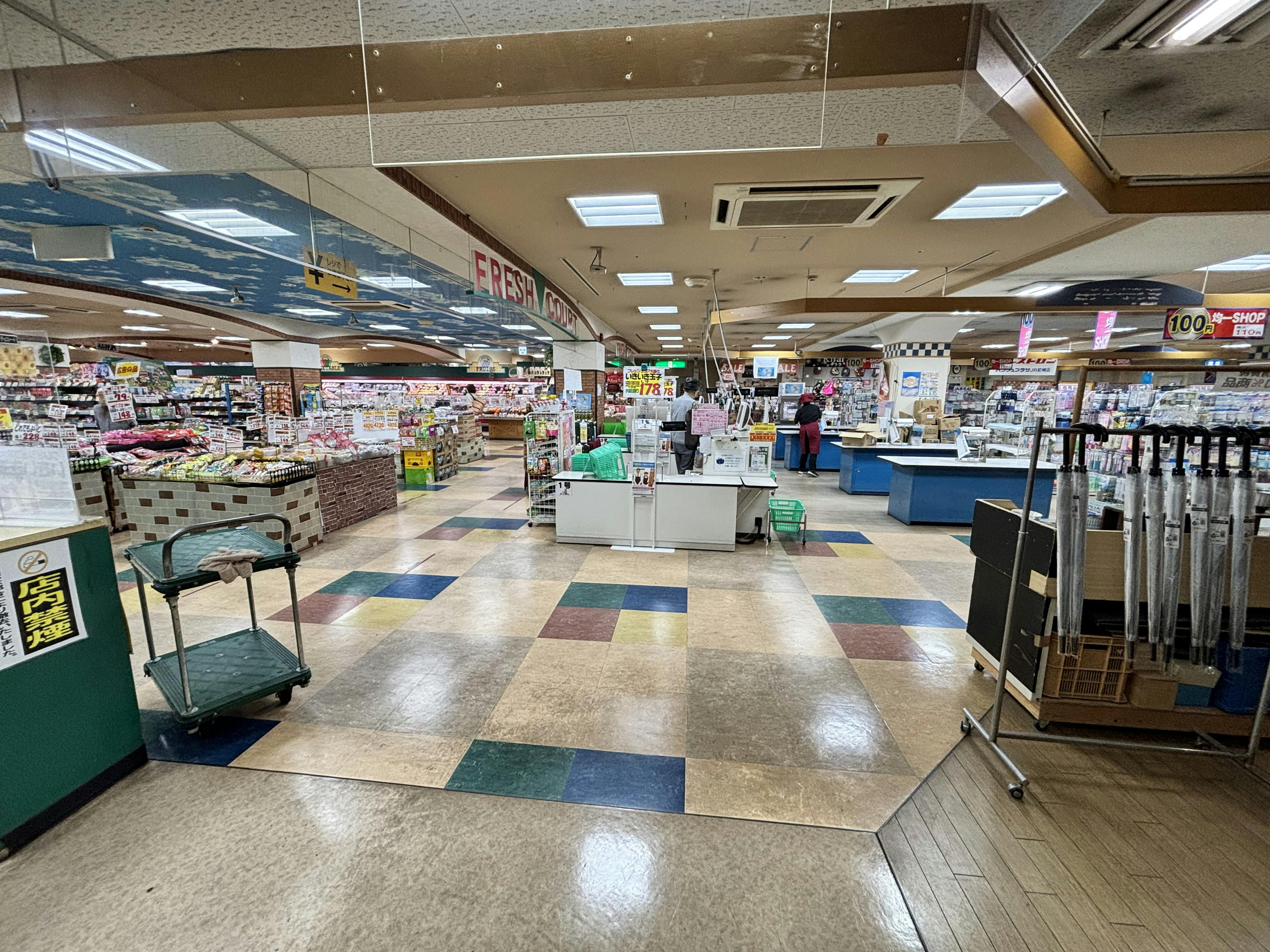 【フレッシュコア】販促プロモーションや物販イベントに適した地元の方に愛されるスーパーのサービスカウンター横の空き区画スペース4
