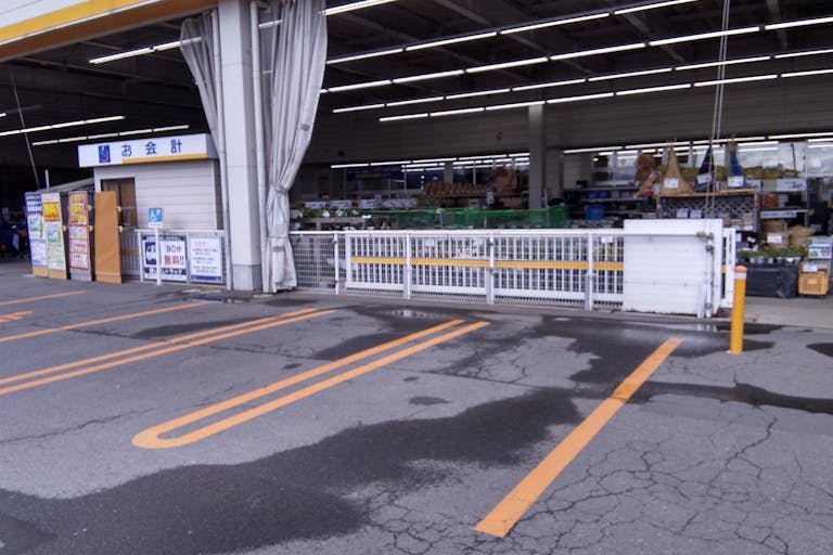 【サンデー花輪店】屋外駐車場　キッチンカーの出店に最適なホームセンター内駐車場の屋外イベントスペース