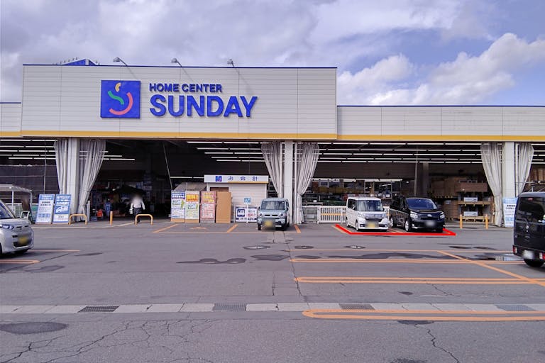 【サンデー花輪店】屋外駐車場　キッチンカーの出店に最適なホームセンター内駐車場の屋外イベントスペース