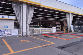 【サンデー花輪店】屋外駐車場 キッチンカーの出店に最適なホームセンター内駐車場の屋外イベントスペース