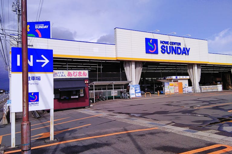 【サンデー花輪店】屋外駐車場　キッチンカーの出店に最適なホームセンター内駐車場の屋外イベントスペース