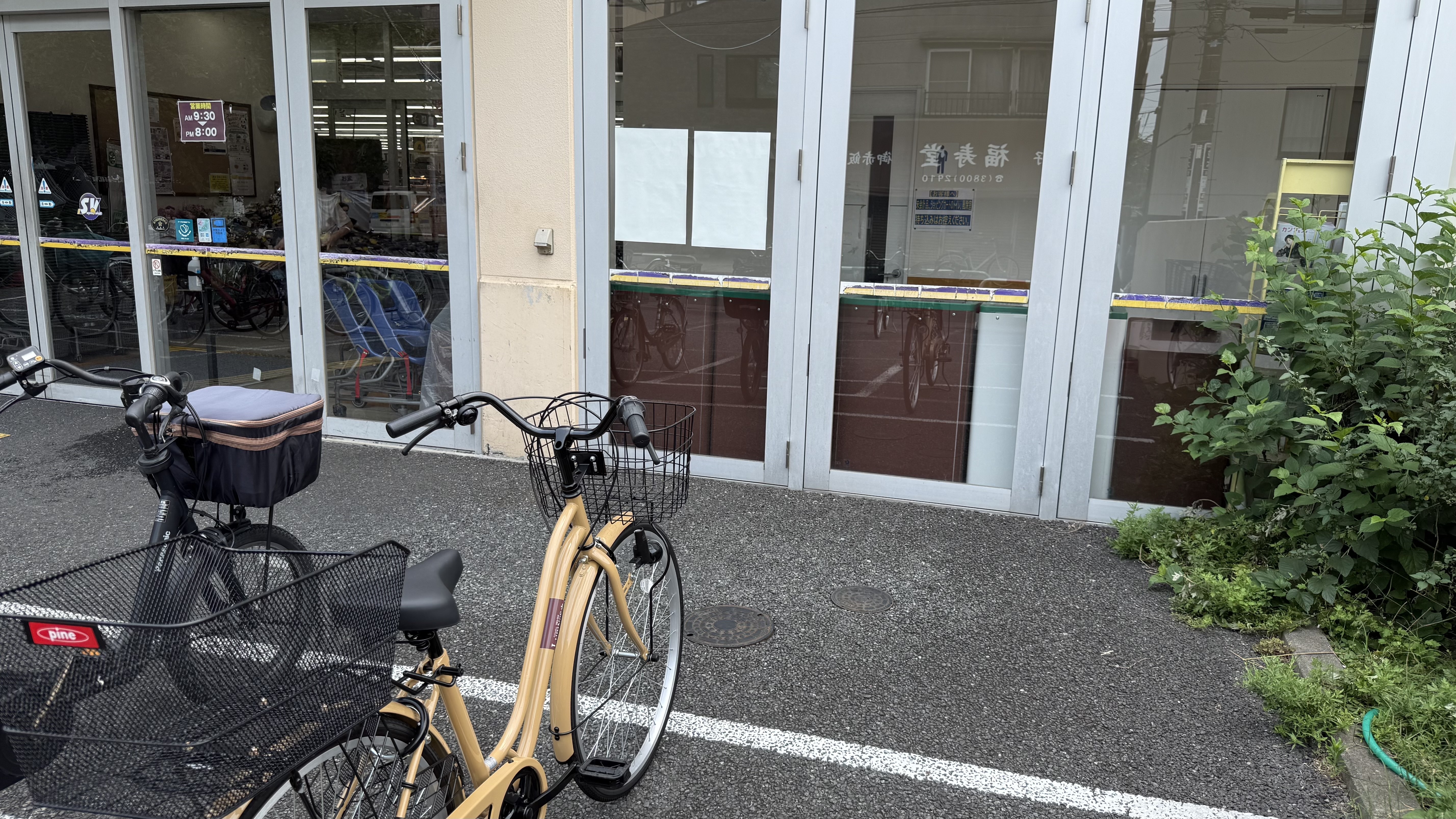【スーパーバリュー 西尾久店】店頭入口横 キッチンカー出店に最適なスーパーマーケットの屋外催事イベントスペース
