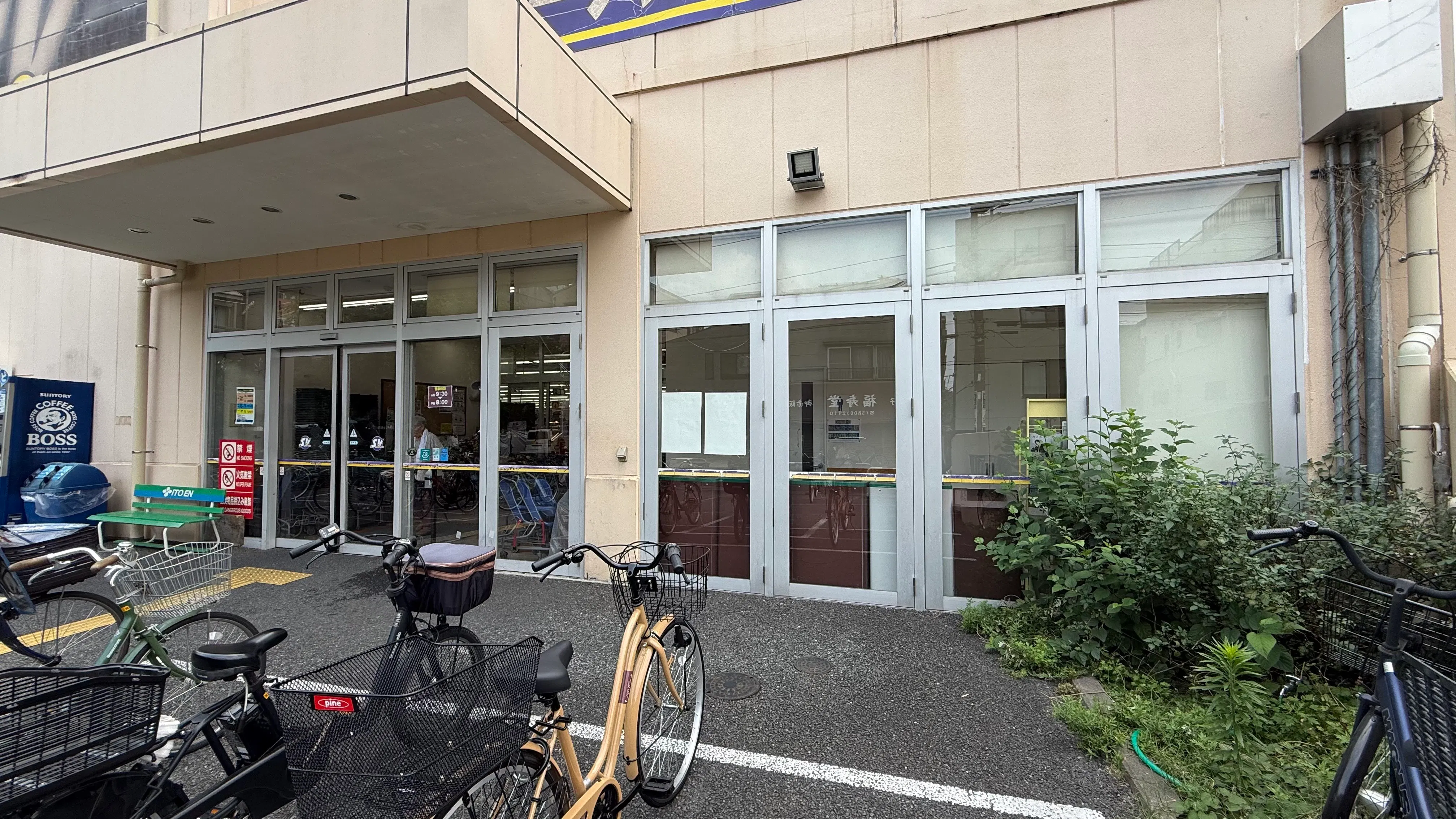【スーパーバリュー 西尾久店】店頭入口横 キッチンカー出店に最適なスーパーマーケットの屋外催事イベントスペース