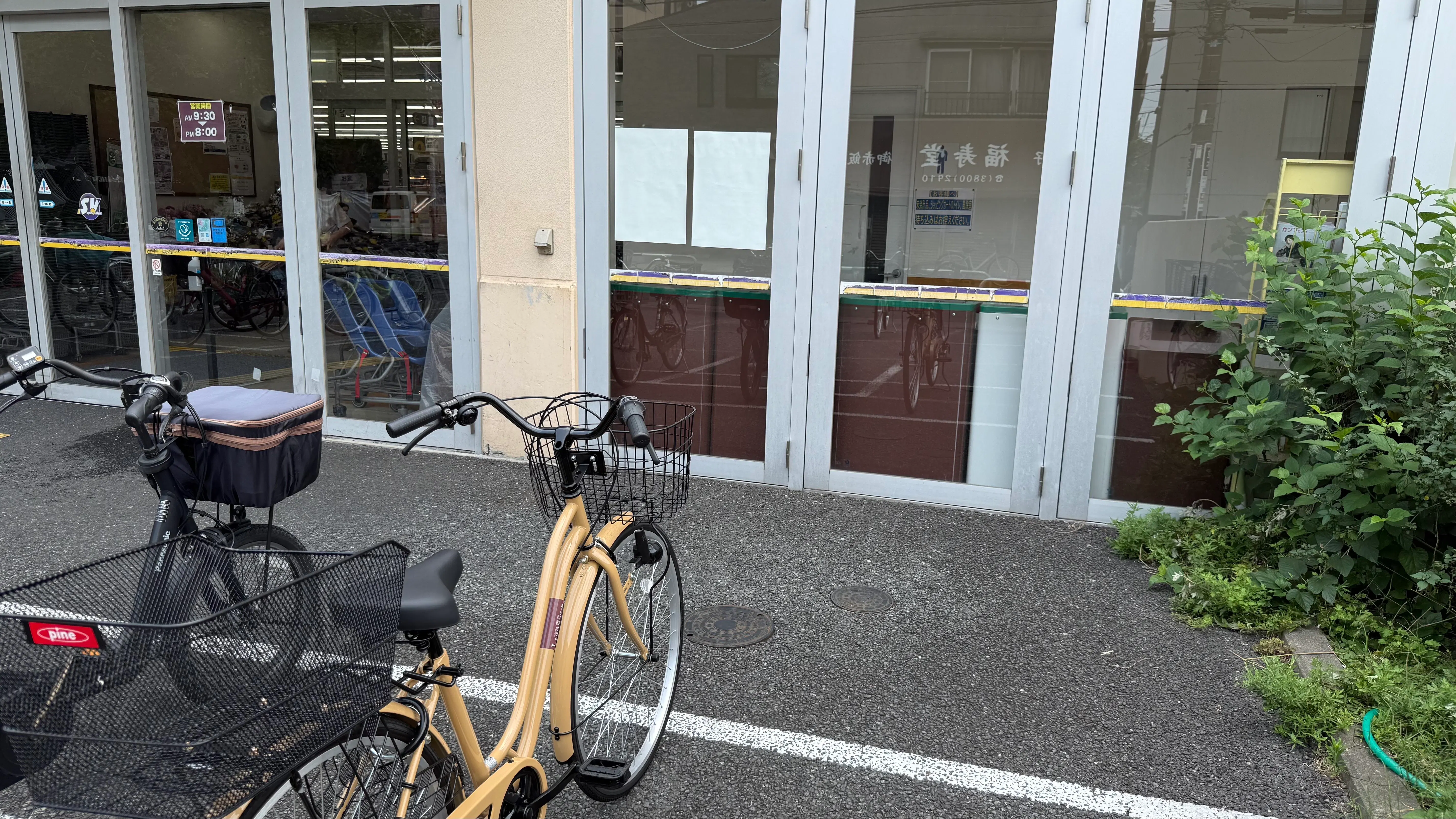 【スーパーバリュー 西尾久店】店頭入口横 キッチンカー出店に最適なスーパーマーケットの屋外催事イベントスペース