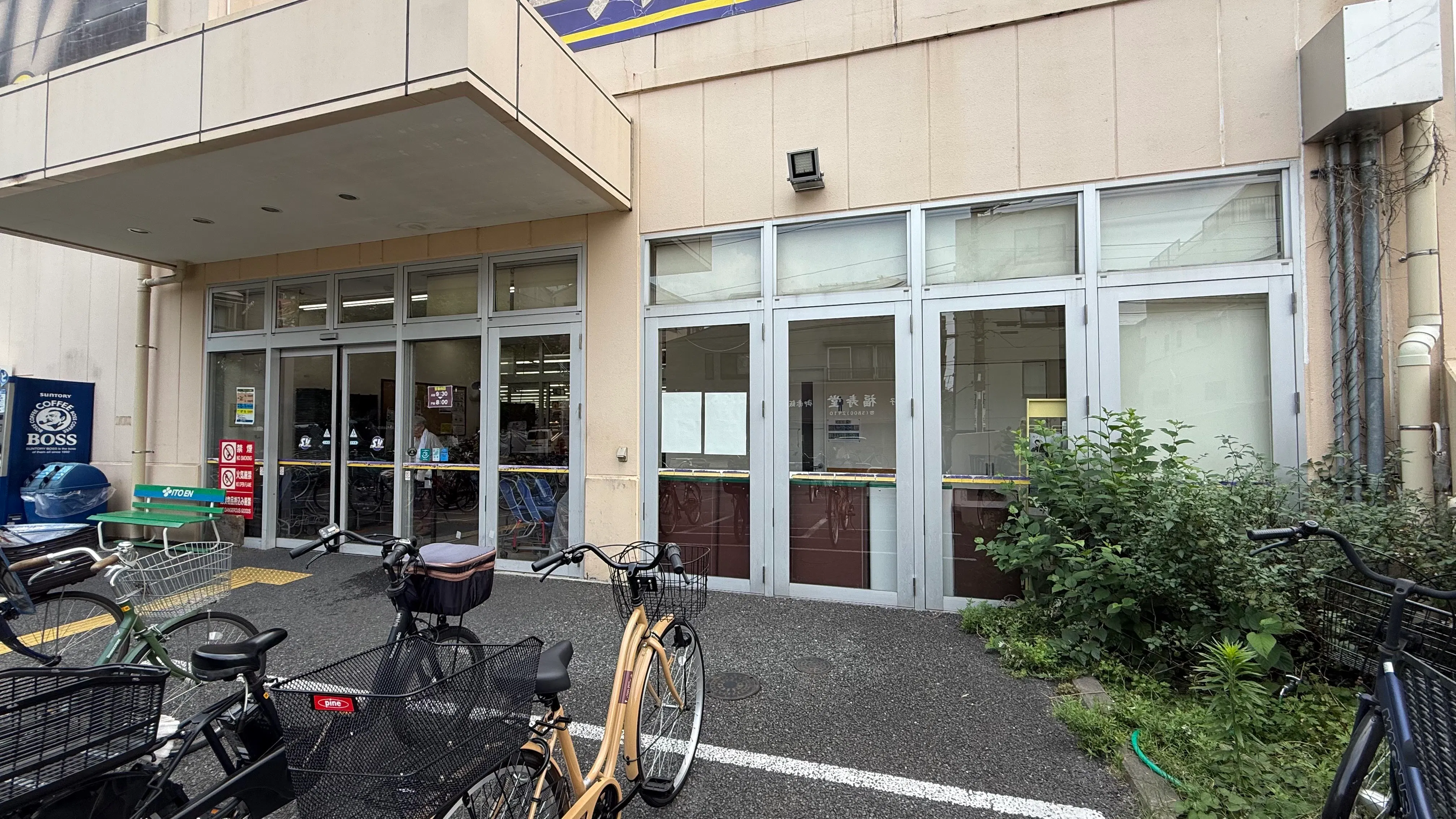 【スーパーバリュー 西尾久店】店頭入口横 キッチンカー出店に最適なスーパーマーケットの屋外催事イベントスペース