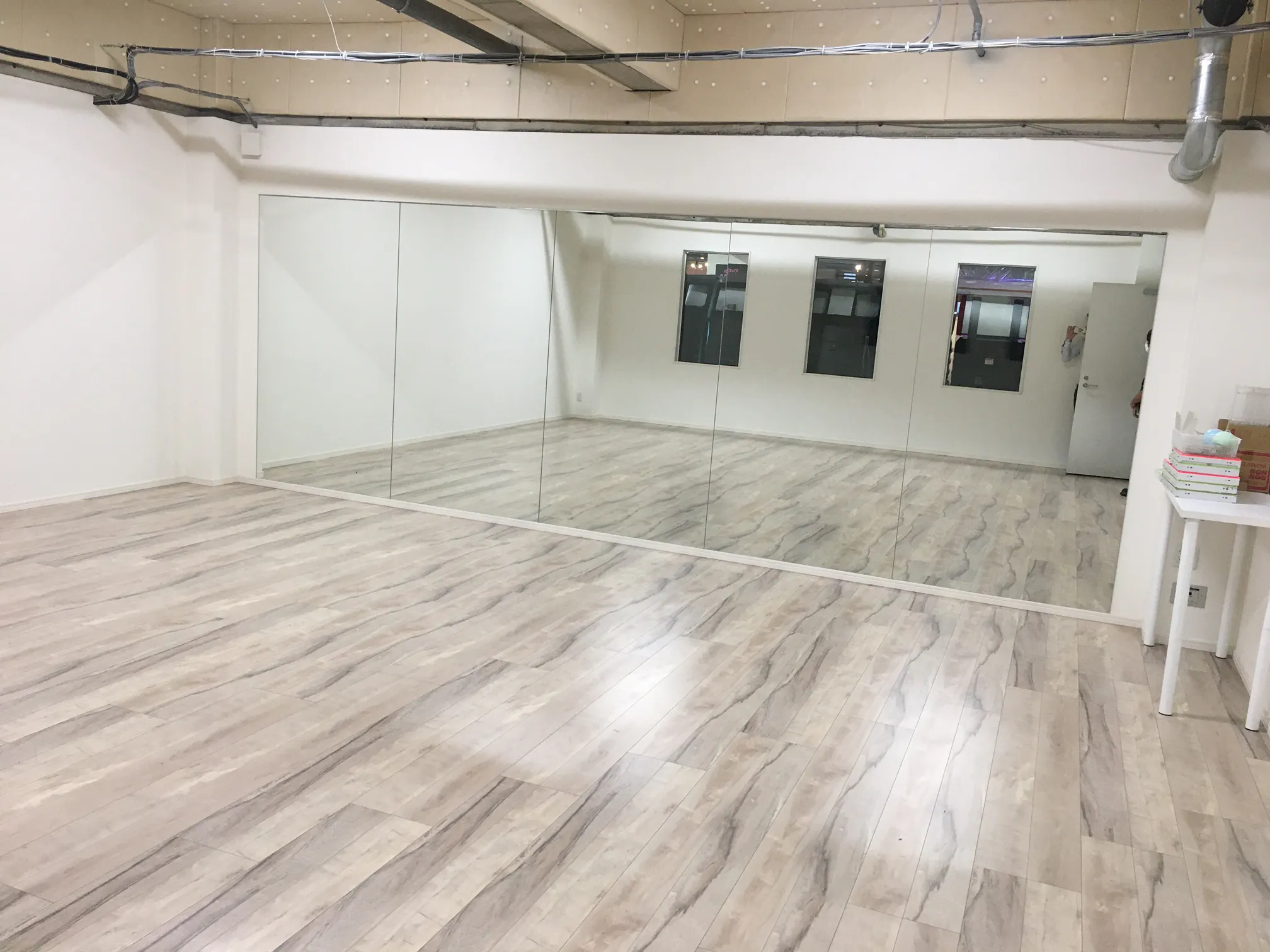 【沼津ラクーン】沼津駅から2分！ワークショップや撮影会におすすめ！白壁で清潔感あるダンスホールのイベントスペース