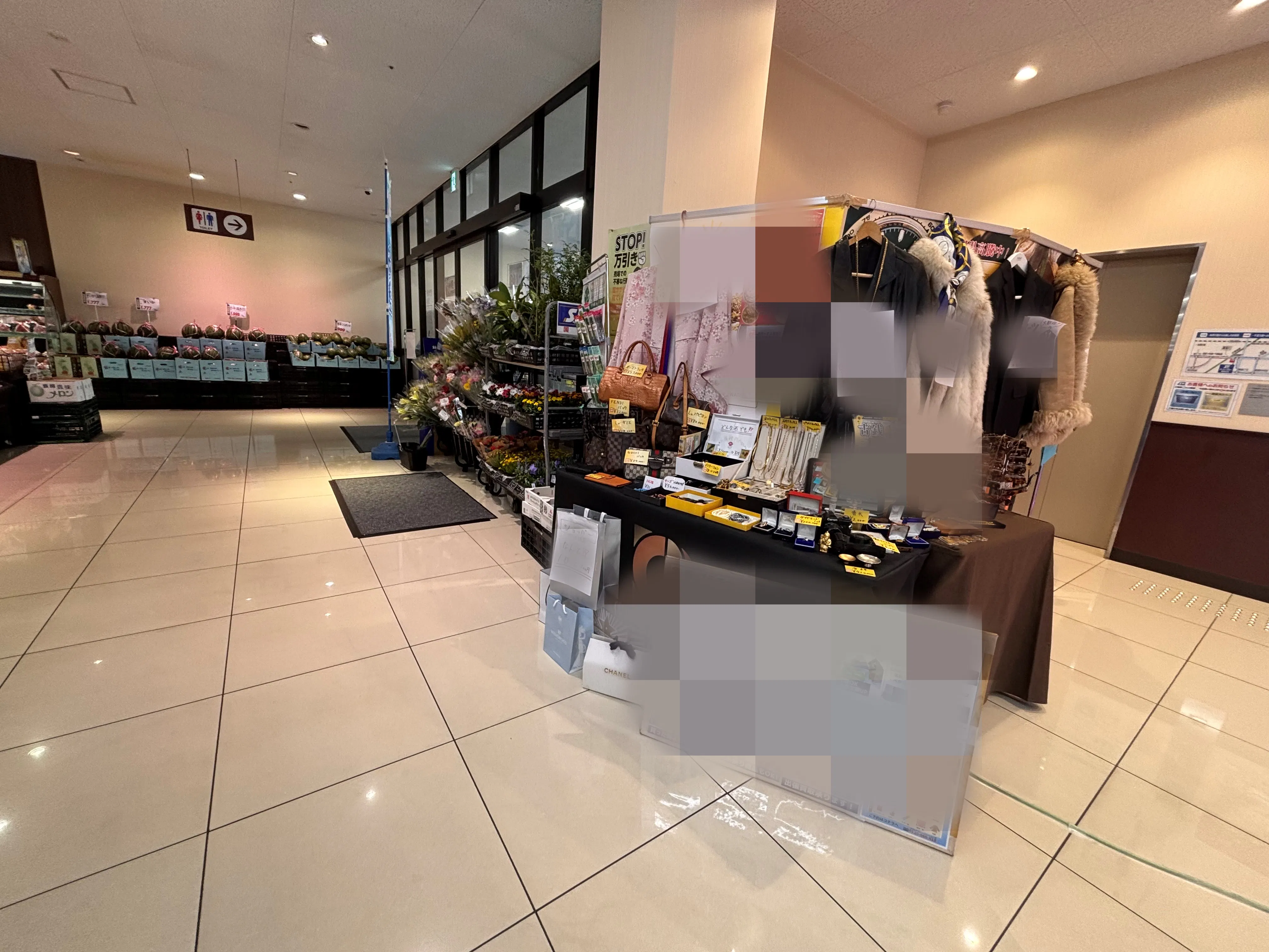 【スーパーバリュー 幕張西店】入口横 各種プロモーション、会員獲得イベントに最適なスーパーマーケットの屋内催事イベントスペースの画像