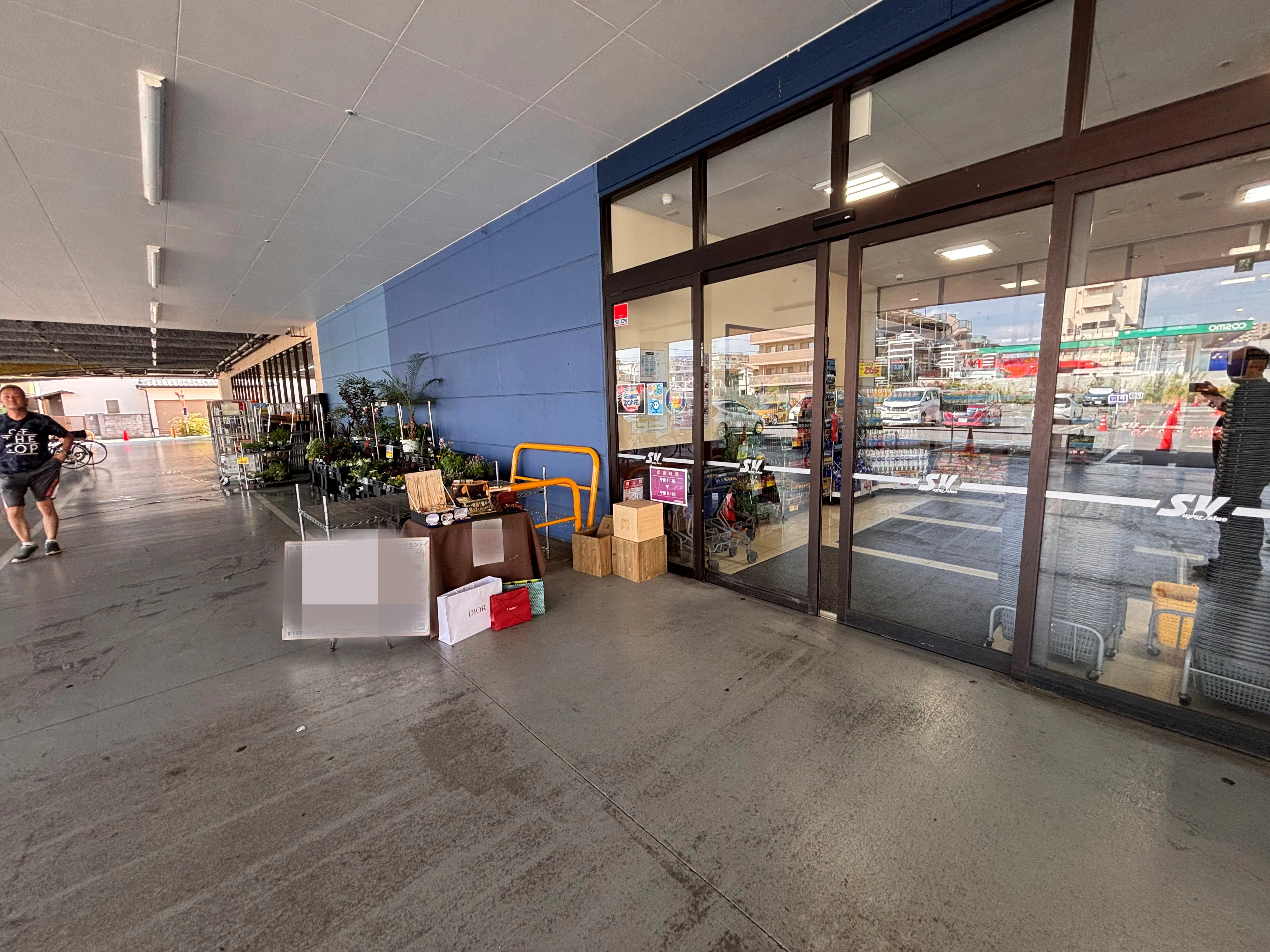 【スーパーバリュー 幕張西店】入口横 各種プロモーション、会員獲得イベントに最適なスーパーマーケットの屋内催事イベントスペース