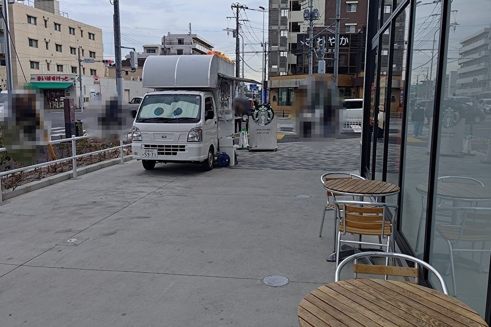 【そよら横浜高田】キッチンカーでの出店に最適な、駅前に位置した都市型ショッピングセンターの屋外スペース(館の入口側)