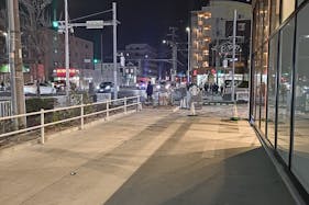 【そよら横浜高田】キッチンカーでの出店に最適な、駅前に位置した都市型ショッピングセンターの屋外スペース(館の入口側)
