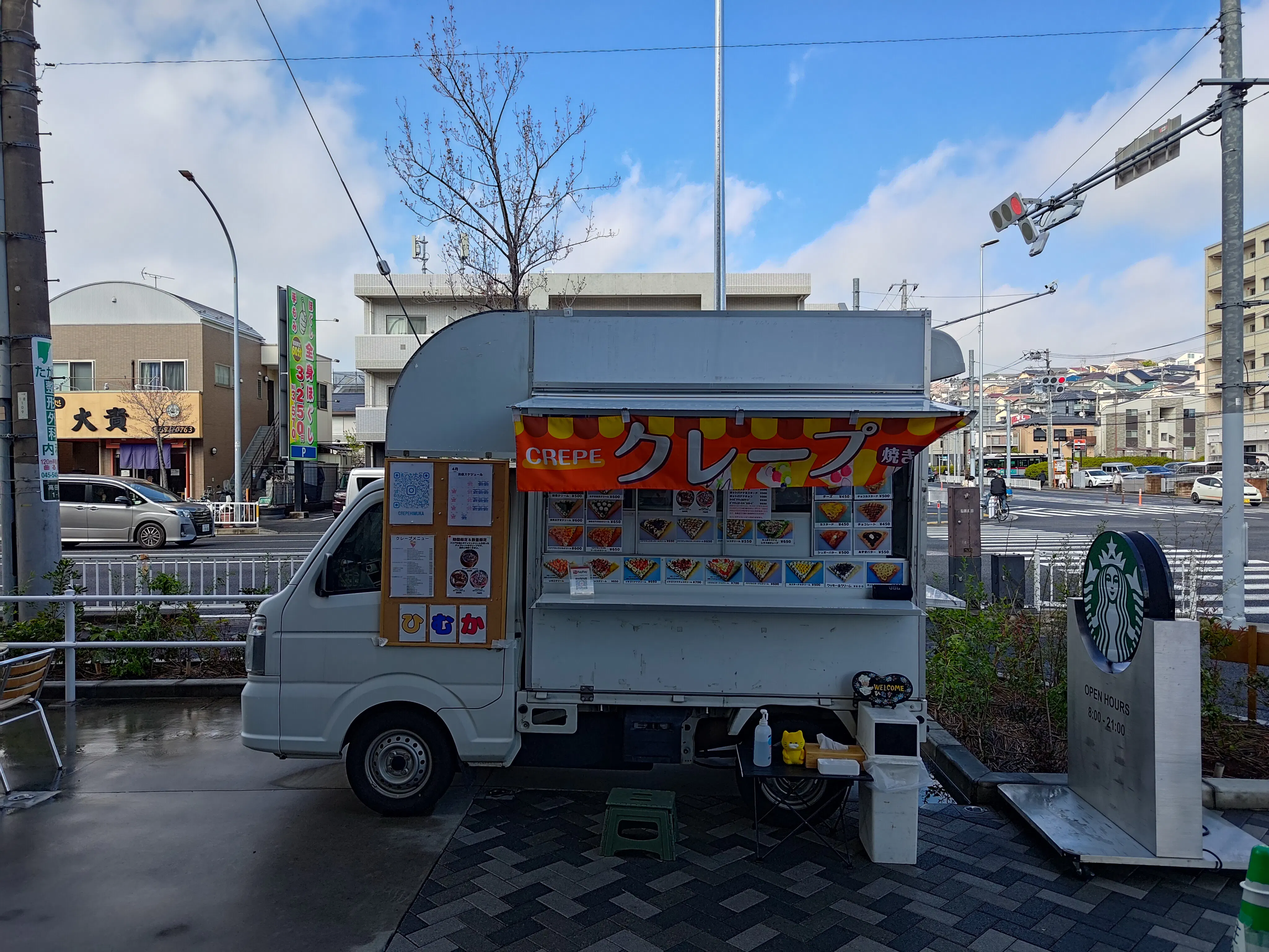 【そよら横浜高田】キッチンカーでの出店に最適な、駅前に位置した都市型ショッピングセンターの屋外スペース（館の入口側）