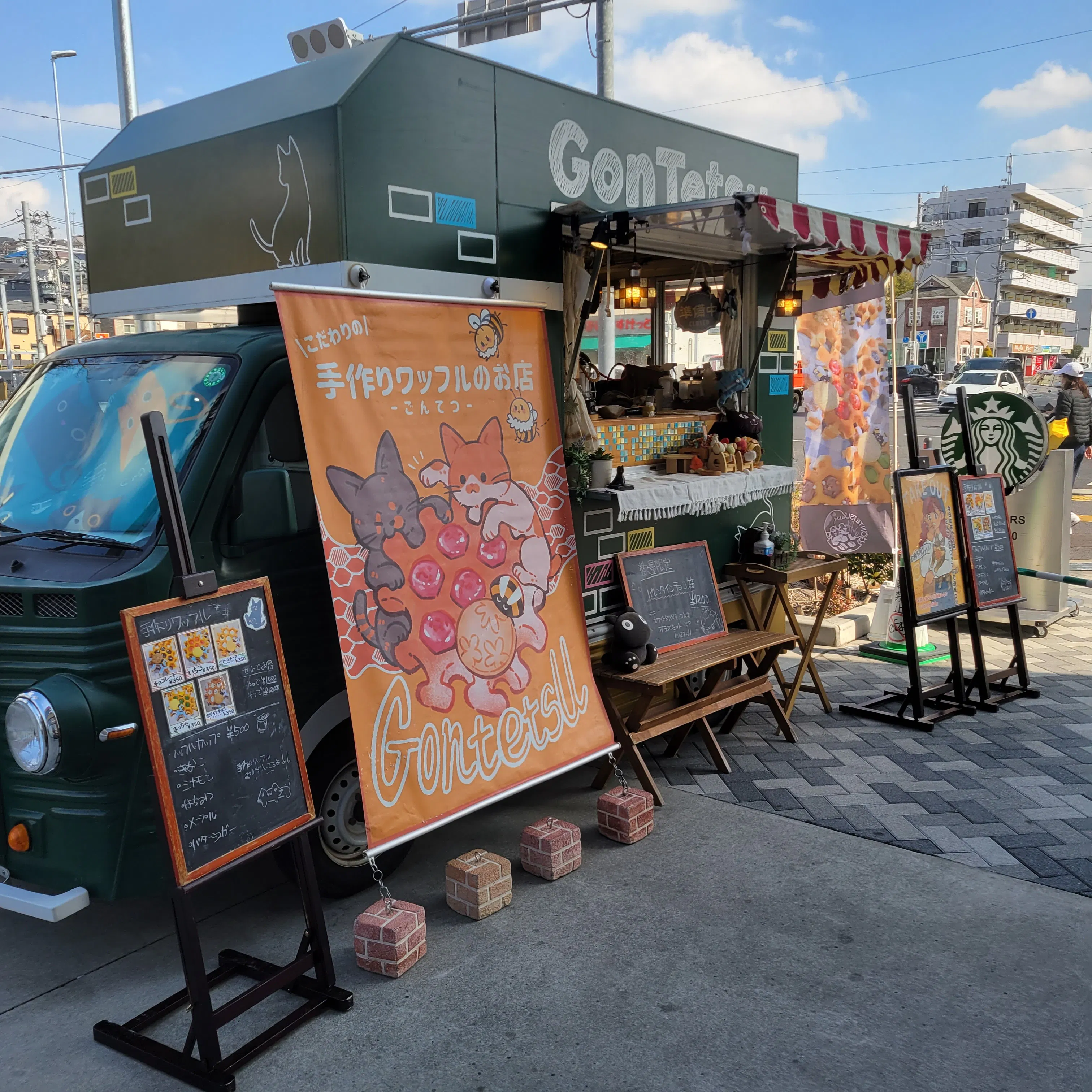 【そよら横浜高田】キッチンカーでの出店に最適な、駅前に位置した都市型ショッピングセンターの屋外スペース（館の入口側）