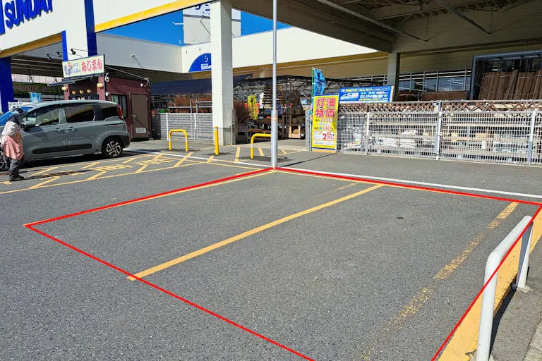 【サンデー十和田店】屋外駐車場　キッチンカーの出店に最適なホームセンター内駐車場の屋外イベントスペースの画像