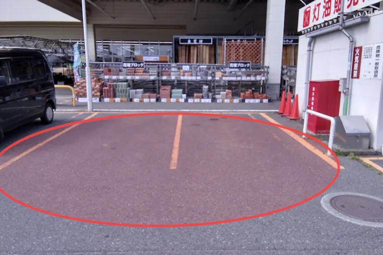 【サンデー十和田店】屋外駐車場 キッチンカーの出店に最適なホームセンター内駐車場の屋外イベントスペースの画像1