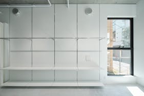 【外苑前駅3分/表参道12分】各種ポップアップストアや展示会に最適な3.3mの天井高と白基調の内装で解放感のある路面スペース