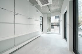 【外苑前駅3分/表参道12分】各種ポップアップストアや展示会に最適な3.3mの天井高と白基調の内装で解放感のある路面スペース