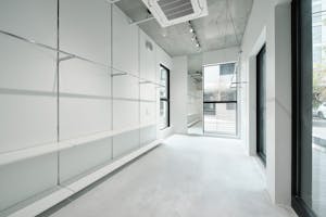 【外苑前駅3分/表参道12分】各種ポップアップストアや展示会に最適な3.3mの天井高と白基調の内装で解放感のある路面スペース