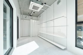 【外苑前駅3分/表参道12分】各種ポップアップストアや展示会に最適な3.3mの天井高と白基調の内装で解放感のある路面スペース