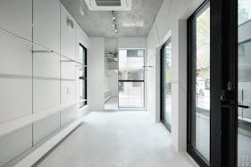 【外苑前駅3分/表参道12分】各種ポップアップストアや展示会に最適な3.3mの天井高と白基調の内装で解放感のある路面スペース