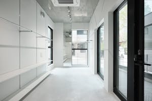 【外苑前駅3分/表参道12分】各種ポップアップストアや展示会に最適な3.3mの天井高と白基調の内装で解放感のある路面スペース