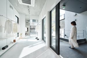 【外苑前駅3分/表参道12分】各種ポップアップストアや展示会に最適な3.3mの天井高と白基調の内装で解放感のある路面スペース