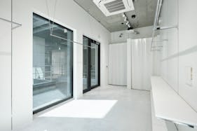 【外苑前駅3分/表参道12分】各種ポップアップストアや展示会に最適な3.3mの天井高と白基調の内装で解放感のある路面スペース