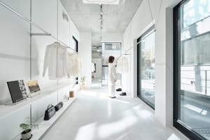 【外苑前駅3分/表参道12分】各種ポップアップストアや展示会に最適な3.3mの天井高と白基調の内装で解放感のある路面スペース