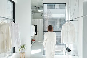 【外苑前駅3分/表参道12分】各種ポップアップストアや展示会に最適な3.3mの天井高と白基調の内装で解放感のある路面スペース