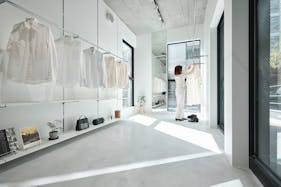 【外苑前駅3分/表参道12分】各種ポップアップストアや展示会に最適な3.3mの天井高と白基調の内装で解放感のある路面スペース