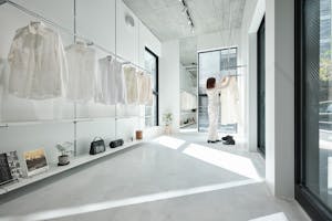 【外苑前駅3分/表参道12分】各種ポップアップストアや展示会に最適な3.3mの天井高と白基調の内装で解放感のある路面スペース