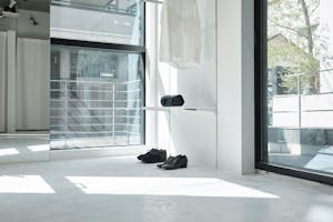 【外苑前駅3分/表参道12分】各種ポップアップストアや展示会に最適な3.3mの天井高と白基調の内装で解放感のある路面スペース