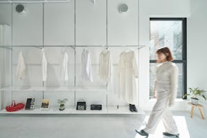 【外苑前駅3分/表参道12分】各種ポップアップストアや展示会に最適な3.3mの天井高と白基調の内装で解放感のある路面スペース