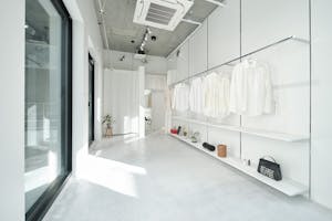 【外苑前駅3分/表参道12分】各種ポップアップストアや展示会に最適な3.3mの天井高と白基調の内装で解放感のある路面スペース