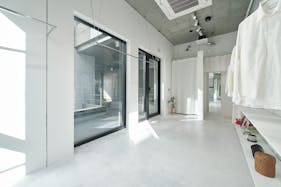 【外苑前駅3分/表参道12分】各種ポップアップストアや展示会に最適な3.3mの天井高と白基調の内装で解放感のある路面スペース