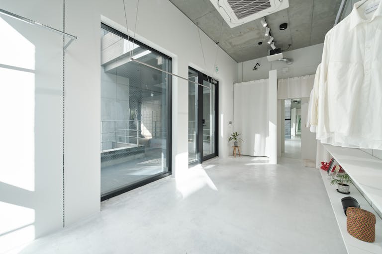 ãå€èåé§
3åïŒè¡šåé12åãåçš®ãããã¢ããã¹ãã¢ãå±ç€ºäŒã«æé©ãª3.3ïœã®å€©äºé«ãšçœåºèª¿ã®å
è£
ã§è§£æŸæã®ããè·¯é¢ã¹ããŒã¹ã®ç»å12