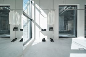 【外苑前駅3分/表参道12分】各種ポップアップストアや展示会に最適な3.3mの天井高と白基調の内装で解放感のある路面スペース