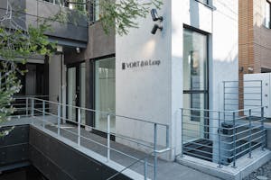 【外苑前駅3分/表参道12分】各種ポップアップストアや展示会に最適な3.3mの天井高と白基調の内装で解放感のある路面スペース