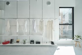 【外苑前駅3分/表参道12分】各種ポップアップストアや展示会に最適な3.3mの天井高と白基調の内装で解放感のある路面スペース