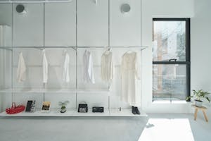 【外苑前駅3分/表参道12分】各種ポップアップストアや展示会に最適な3.3mの天井高と白基調の内装で解放感のある路面スペース