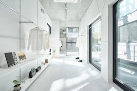 【外苑前駅3分/表参道12分】各種ポップアップストアや展示会に最適な3.3mの天井高と白基調の内装で解放感のある路面スペース