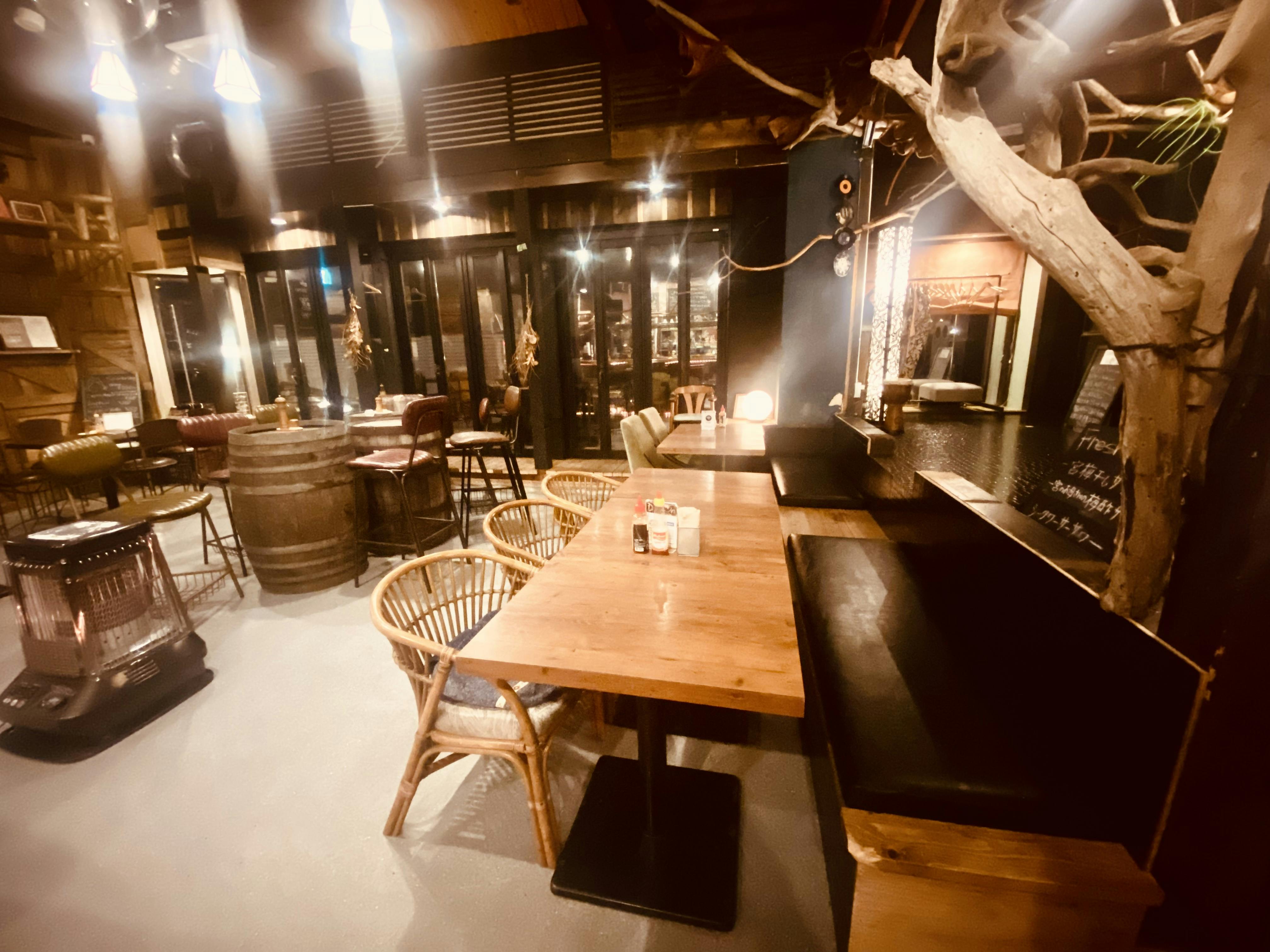 ステージ•スピーカー前のレストランスペース