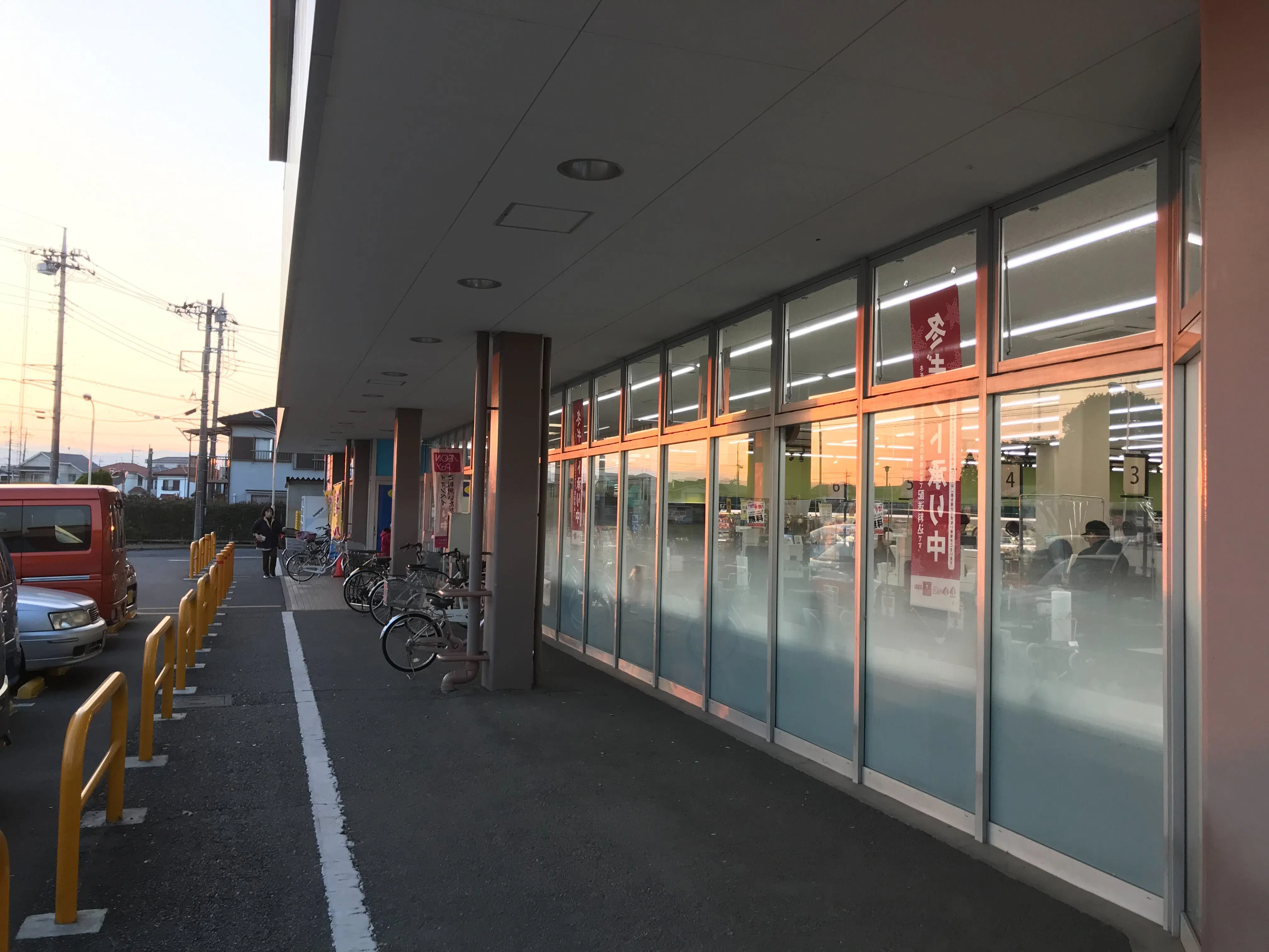 【いなげや鶴ヶ島店】各種プロモーションイベントに最適なスーパーマーケットの店頭軒下スペース