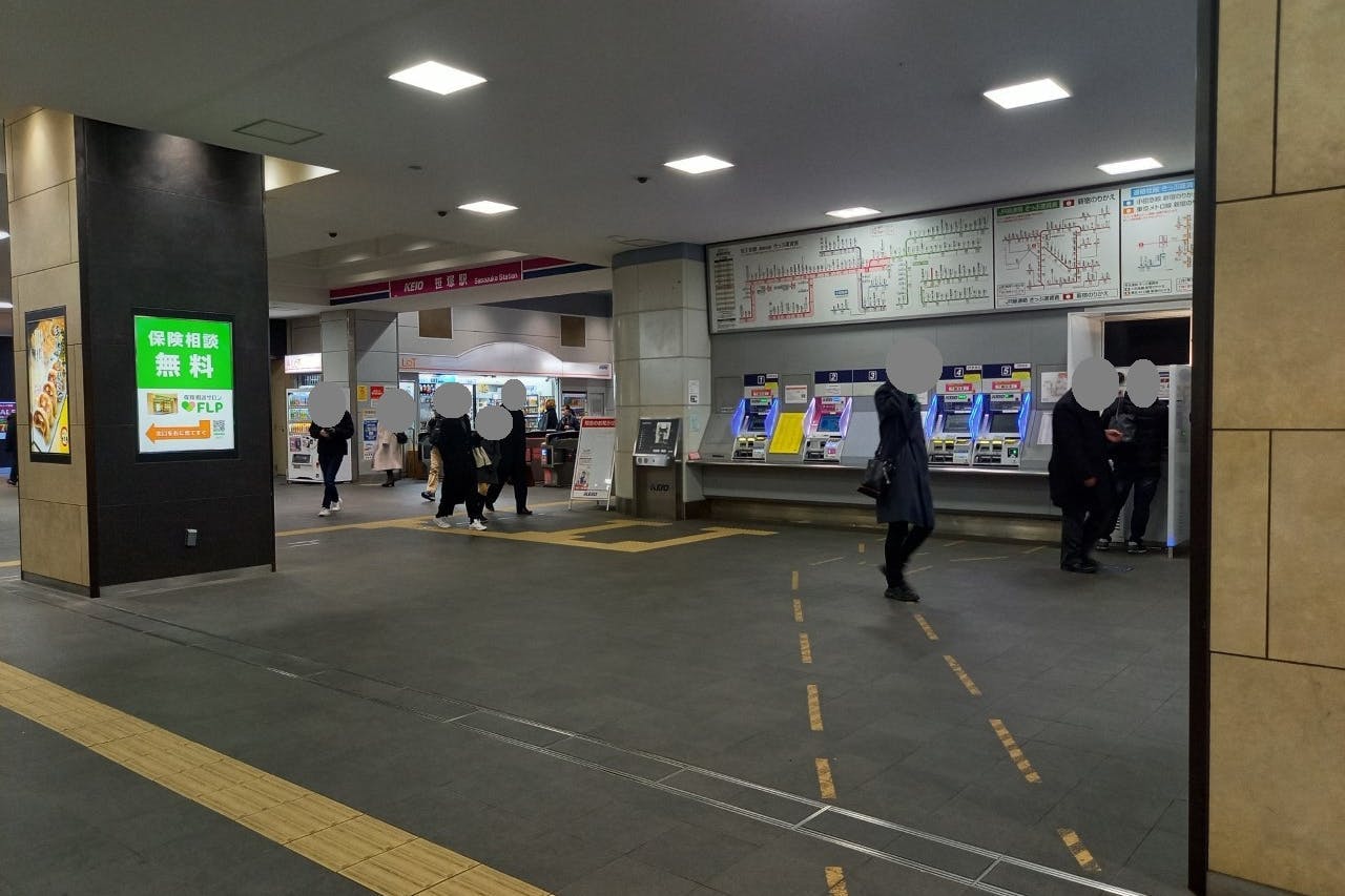 改札前すぐのスペースとなります