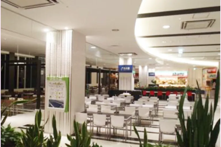 【イオンモール甲府昭和】モール内広告 フードフォレストテーブルシールの画像3