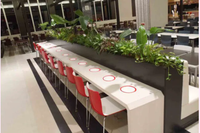 【イオンモール甲府昭和】モール内広告 フードフォレストテーブルシール