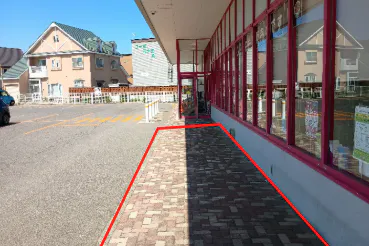 【マックスバリュ鯵ヶ沢店】正面軒下 販促プロモーションやキッチンカー出店に最適なスーパー店外催事イベントスペース