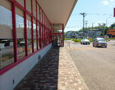 【マックスバリュ鯵ヶ沢店】正面軒下 販促プロモーションやキッチンカー出店に最適なスーパー店外催事イベントスペース
