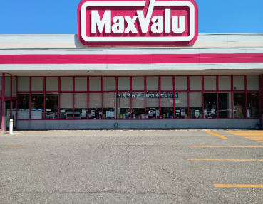 【マックスバリュ鯵ヶ沢店】正面軒下 販促プロモーションやキッチンカー出店に最適なスーパー店外催事イベントスペース