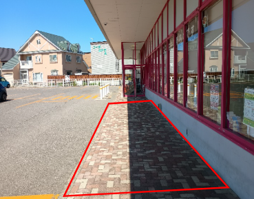 【マックスバリュ鯵ヶ沢店】正面軒下 販促プロモーションやキッチンカー出店に最適なスーパー店外催事イベントスペース